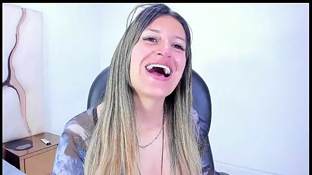 GiaRoussel online show from November 2025 04:18:02 PM