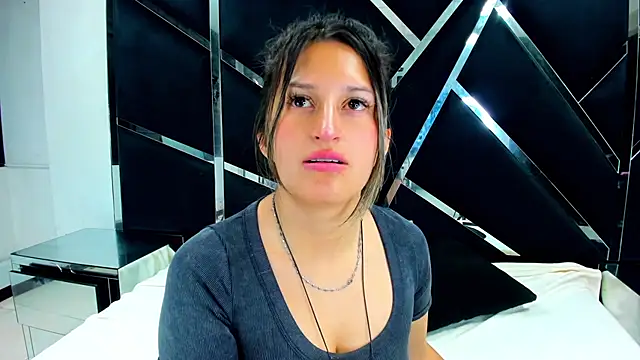 GiaRoussel online show from December 2025 06:02:01 PM