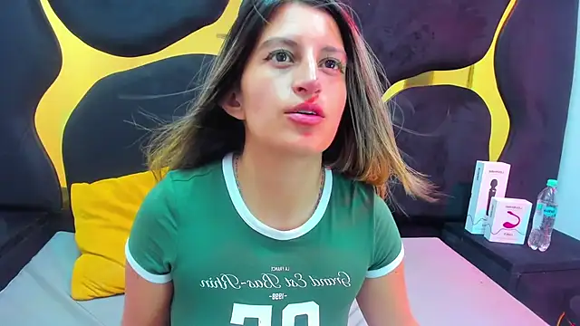 GiaRoussel online show from November 2025 03:38:02 PM