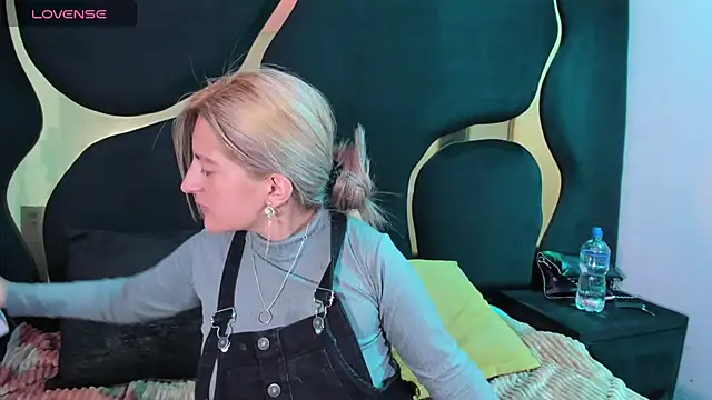 GiaRoussel online show from March 2026 04:03:01 PM