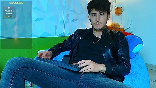 santyago taylor online show from September 2025 07:15:02 PM