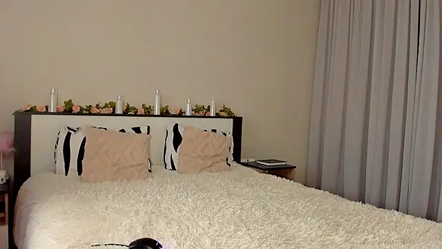 Undertheskin online show from March 2026 04:19:02 PM