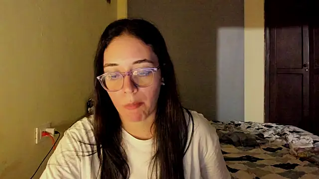 Snapshot of atenas_05_ chatting on June 2026 11:43:02 PM atenas 05 online show from June 2026 11:43:02 PM