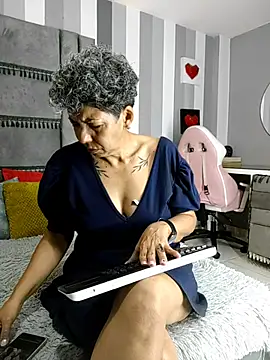 Julianewell online show from December 2025 12:39:01 PM