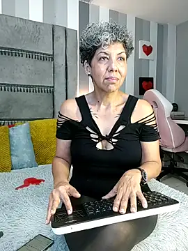 Julianewell online show from December 2025 12:22:02 PM