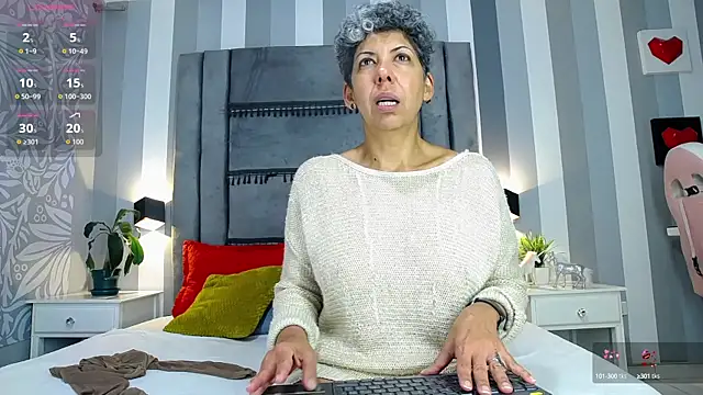 Julianewell online show from October 2025 12:35:01 PM