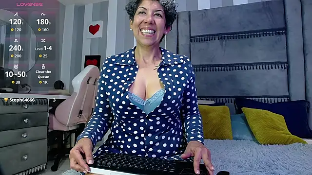 Julianewell online show from February 2026 12:25:02 PM