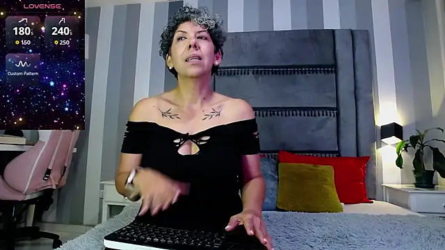 Snapshot of Julianewell chatting on April 2026 12:23:01 PM Julianewell online show from April 2026 12:23:01 PM