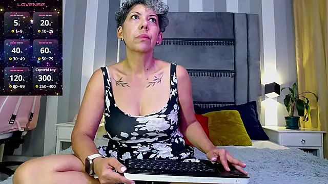 Snapshot of Julianewell chatting on May 2026 12:15:01 PM Julianewell online show from May 2026 12:15:01 PM