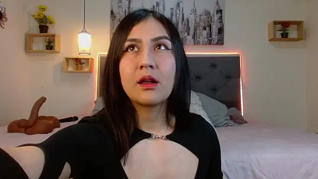 mia aira online show from December 2025 03:43:01 PM