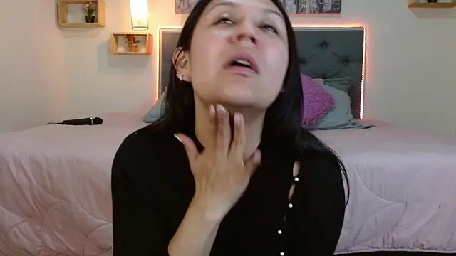 mia aira online show from November 2025 04:07:02 PM