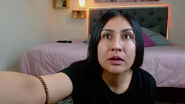 mia aira online show from November 2025 03:34:02 PM