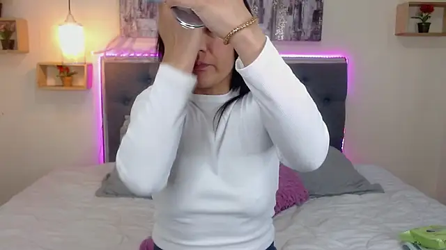 mia aira online show from October 2025 03:12:01 PM