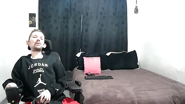 Snapshot of Sophia_and_Thomas chatting on February 2025 09:12:02 AM Sophia and Thomas online show from February 2025 09:12:02 AM