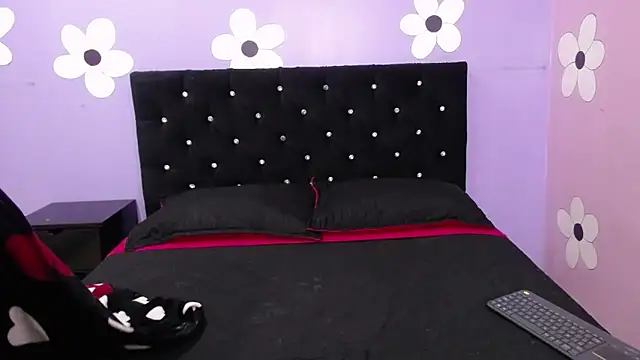 karolinee 66  online show from February 2026 03:50:01 AM