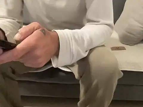 4small4inchlol online show from December 2025 07:58:01 PM