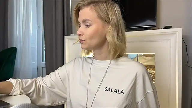 Snapshot of Adelovenick chatting on November 2025 08:37:01 AM Adelovenick online show from November 2025 08:37:01 AM