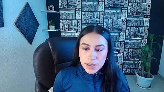 EmiGomez  online show from October 2025 01:33:02 PM