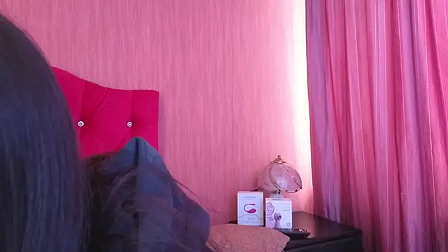 EmiGomez  online show from November 2025 01:04:01 PM