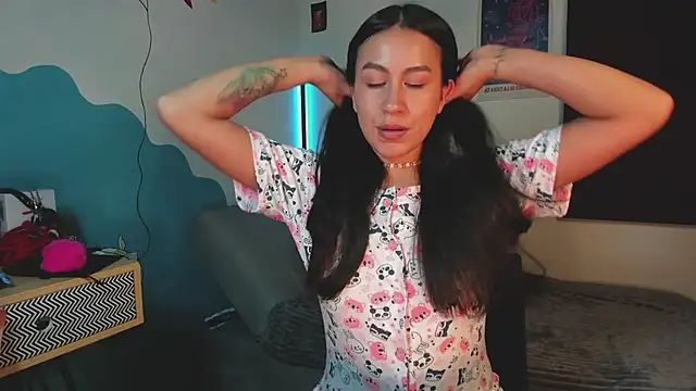 EmiGomez  online show from February 2026 01:38:01 AM