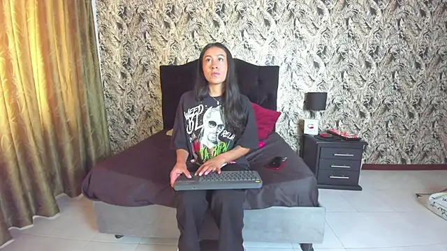 EmiGomez  online show from December 2025 12:59:02 PM