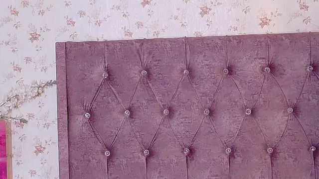 AvrillThomas online show from December 2025 06:46:01 PM