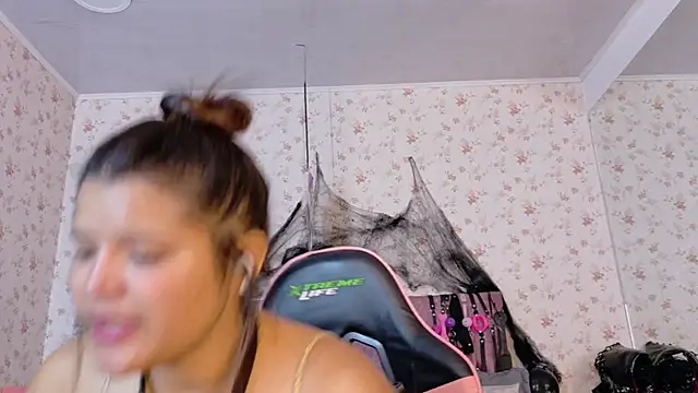 AvrillThomas online show from October 2025 06:37:01 PM