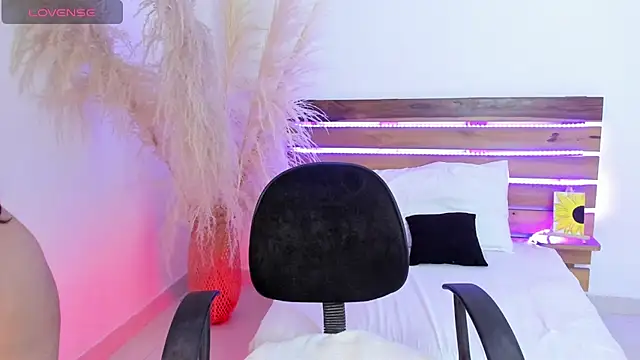 nadine russo online show from November 2025 01:43:02 AM