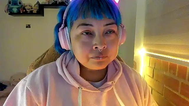 Shaddycute  online show from December 2025 01:06:01 AM