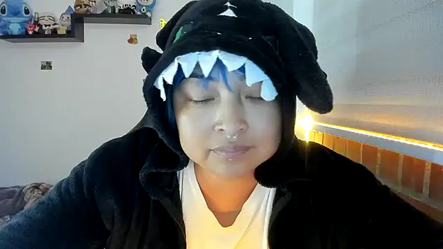 Shaddycute  online show from November 2025 05:13:02 PM