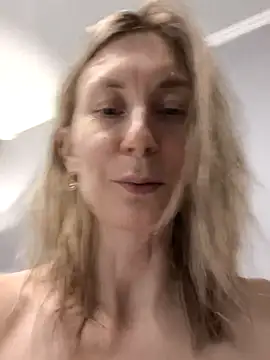 Snapshot of AvelinaLeoni chatting on October 2025 06:37:02 AM AvelinaLeoni online show from October 2025 06:37:02 AM
