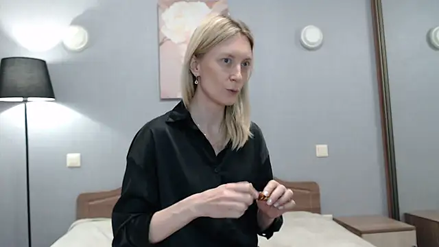 AvelinaLeoni online show from April 2026 06:42:02 AM