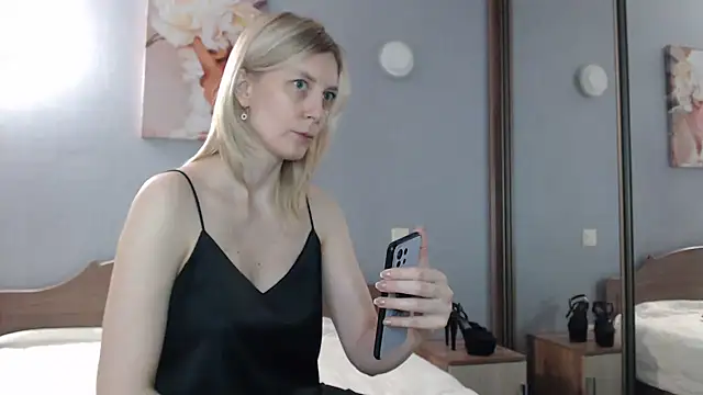 Snapshot of AvelinaLeoni chatting on March 2025 05:59:02 AM AvelinaLeoni online show from March 2025 05:59:02 AM