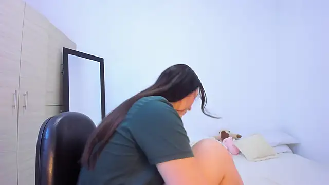 Elle Lee  online show from November 2025 03:34:01 PM