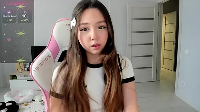 Snapshot of Fluffy_Rose chatting on May 2026 04:19:02 AM Fluffy Rose online show from May 2026 04:19:02 AM