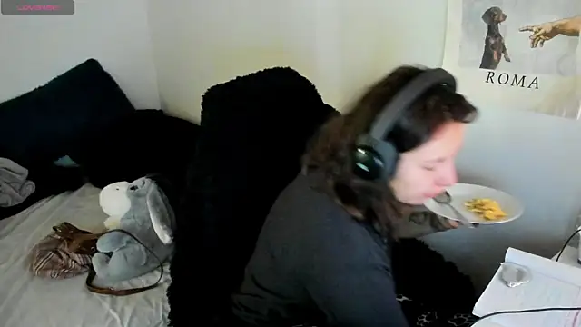bonnie moon  online show from April 2026 05:03:02 PM