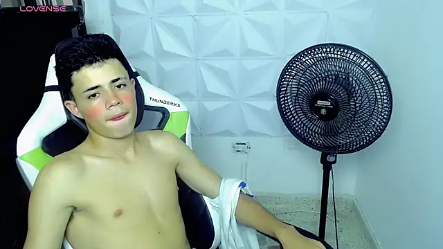 Snapshot of bby_santi chatting on December 2024 07:00:02 PM bby santi online show from December 2024 07:00:02 PM