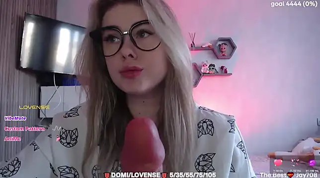 Snapshot of SuchCute chatting on February 2026 03:52:01 AM SuchCute online show from February 2026 03:52:01 AM