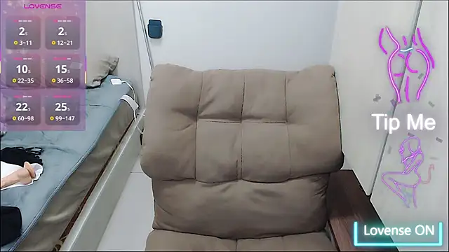 Eimile-Z online show from November 2025 11:36:01 AM