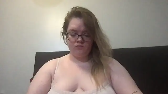 Snapshot of honeyyy24 chatting on November 2025 02:10:01 PM honeyyy24 online show from November 2025 02:10:01 PM