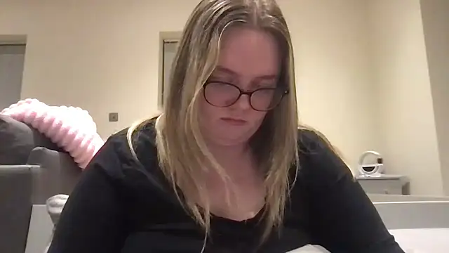 honeyyy24 online show from May 2026 10:28:01 PM