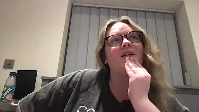 honeyyy24 online show from May 2026 11:21:02 PM
