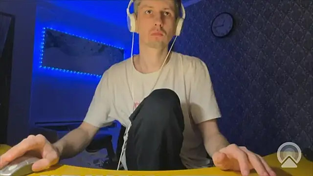 Aki-Laky online show from December 2025 07:47:02 PM