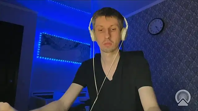 Snapshot of Aki-Laky chatting on December 2025 08:04:02 PM Aki-Laky online show from December 2025 08:04:02 PM