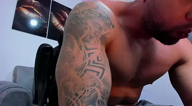 OwenMaximus814 online show from December 2024 06:05:01 PM