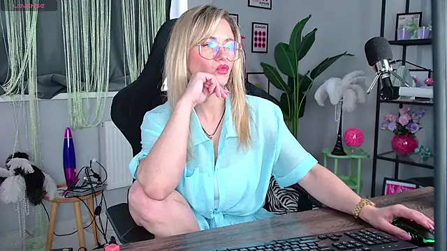 Snapshot of LadyIzabel chatting on May 2026 11:39:01 AM LadyIzabel online show from May 2026 11:39:01 AM