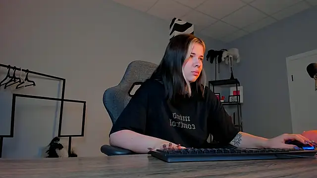 AliceSunday online show from November 2025 02:01:01 AM