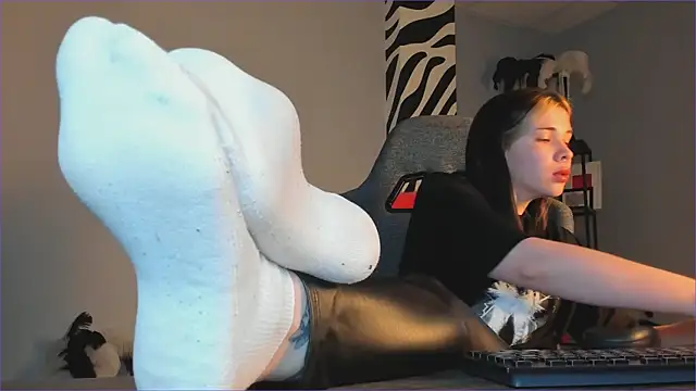 AliceSunday online show from November 2025 02:01:02 AM