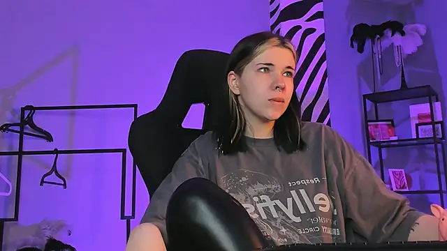 AliceSunday online show from November 2025 02:04:02 AM