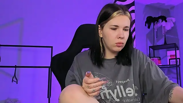 AliceSunday online show from November 2025 01:54:01 AM